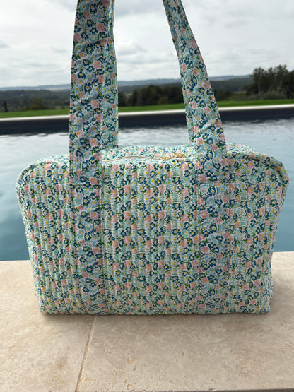 Sac week-end polochon en coton matelassé liberty fleuri bleu turquoise et touches orange