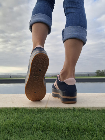 Chaussures baskets basses compensées bleu marine et rose style sneakers campus