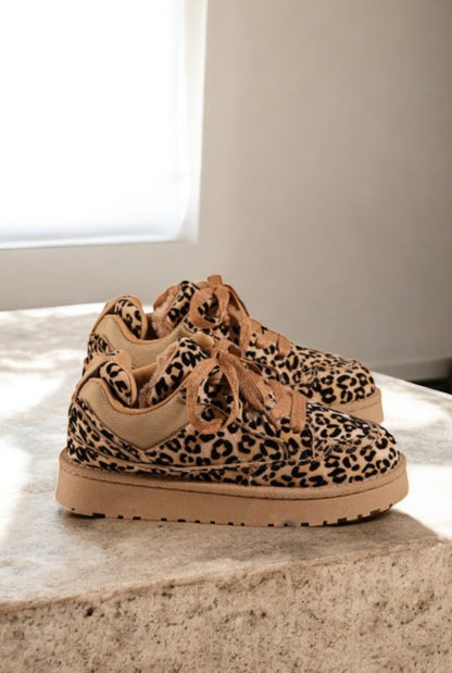 Chaussures baskets basses légèrement compensées fourrées motif léopard style sneakers