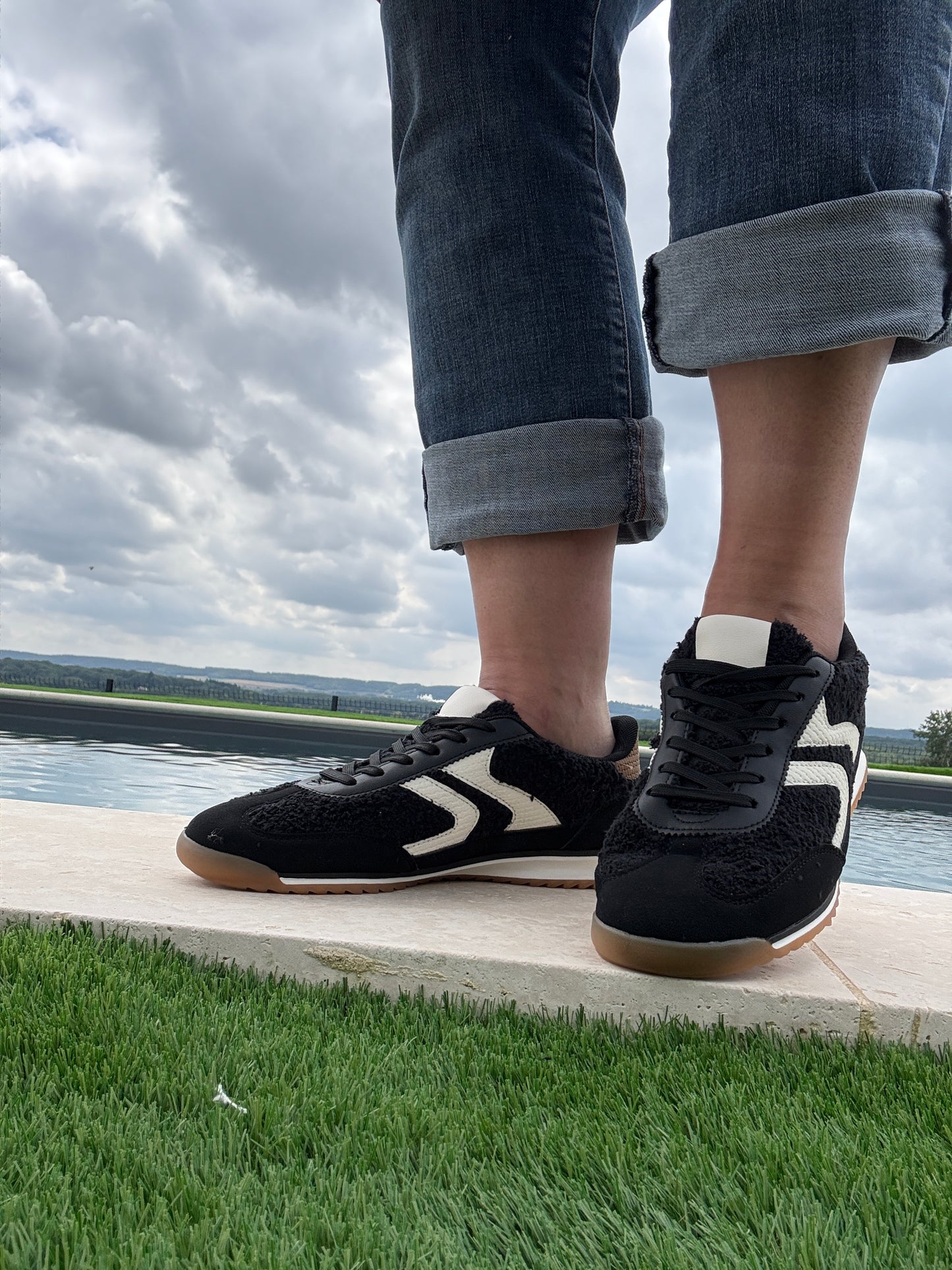 Nouveautés - Chaussures baskets en moumoute bouclettes noires et blanches avec motif en zigzag