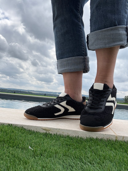 Nouveautés - Chaussures baskets en moumoute bouclettes noires et blanches avec motif en zigzag
