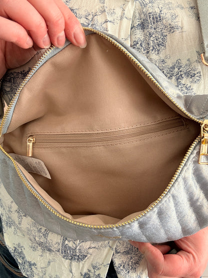 Sac banane bleu clair irisé en tissu texturé relief – style chic et finitions dorées pour femme