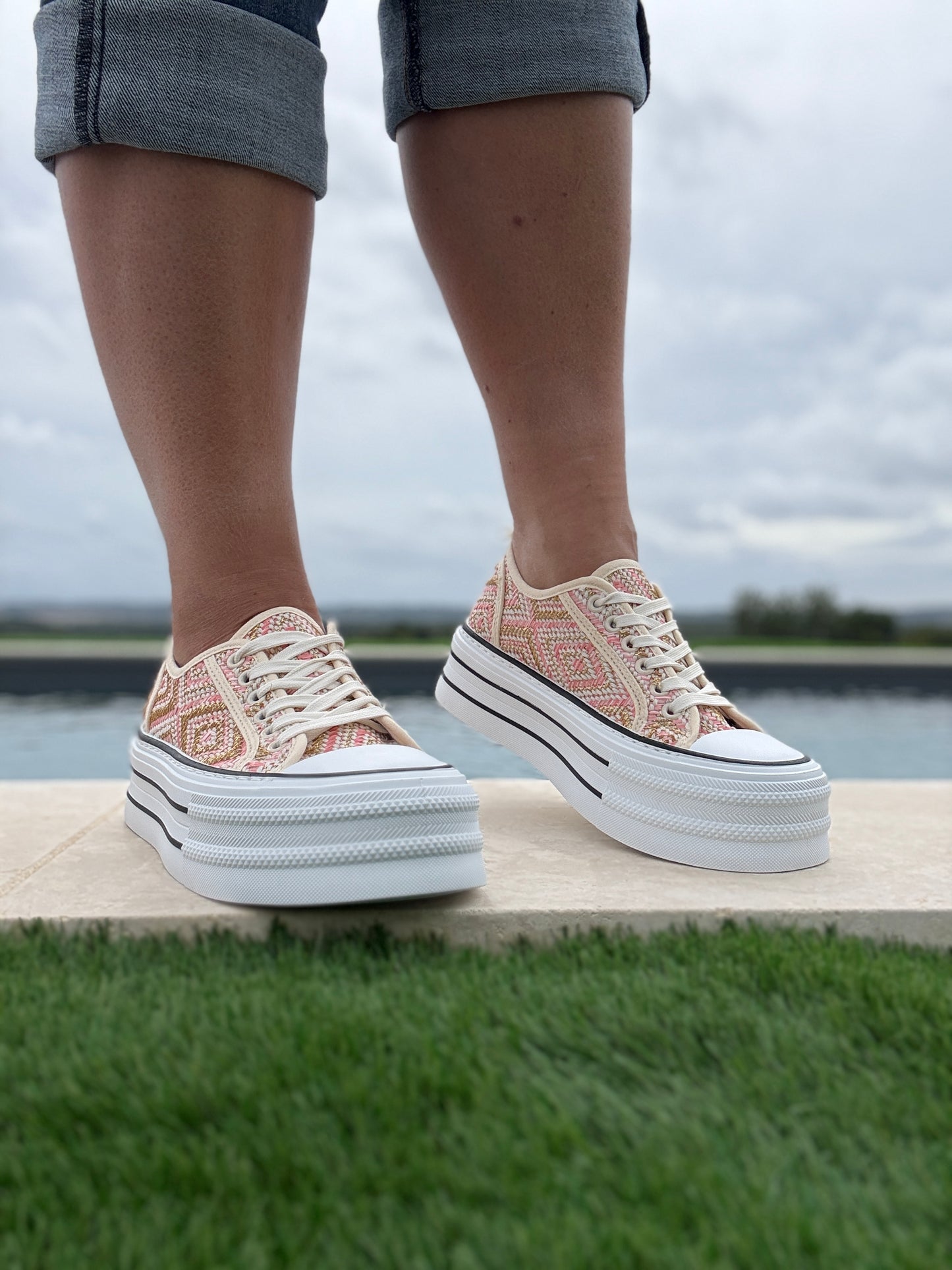 Chaussures baskets effet paille beige rose semelle compensée style converse