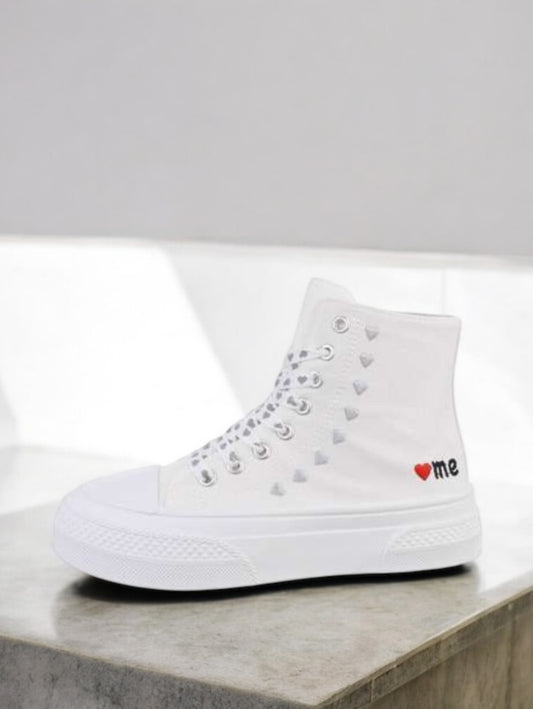 Chaussures baskets hautes en tissu toile beige avec motifs coeurs semelles compensées