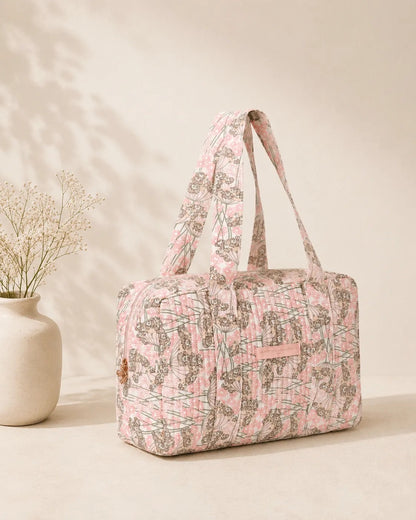 Sac polochon matelassé rose fleuri avec poignées, ideal bagage cabine et sac de voyage pour femme.