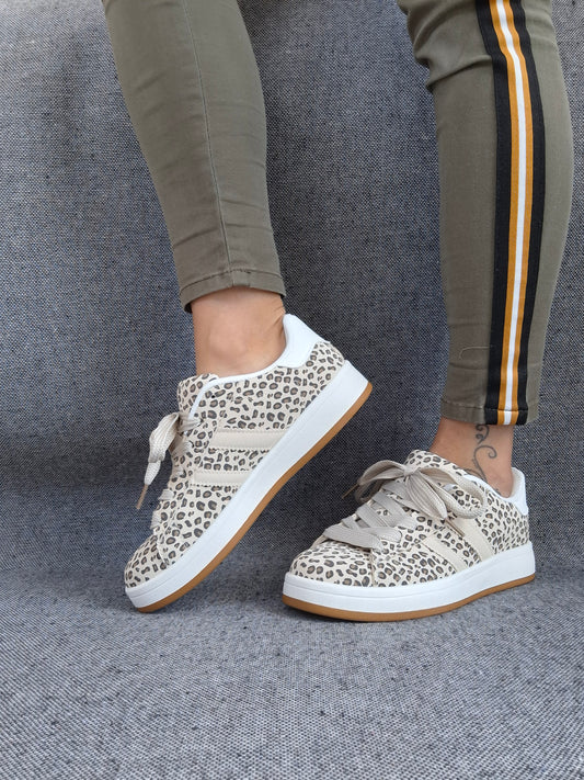 Chaussures baskets basses motif léopard basse en tissu beige style campus
