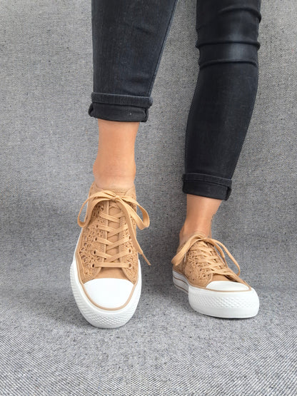 Chaussures baskets basses à dentelle beige foncé en tissu style converse