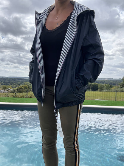 New Lolo - Manteau court mi fesses léger imperméable réversible bleu marine capuche intérieur marin rayé bleu marine blanc