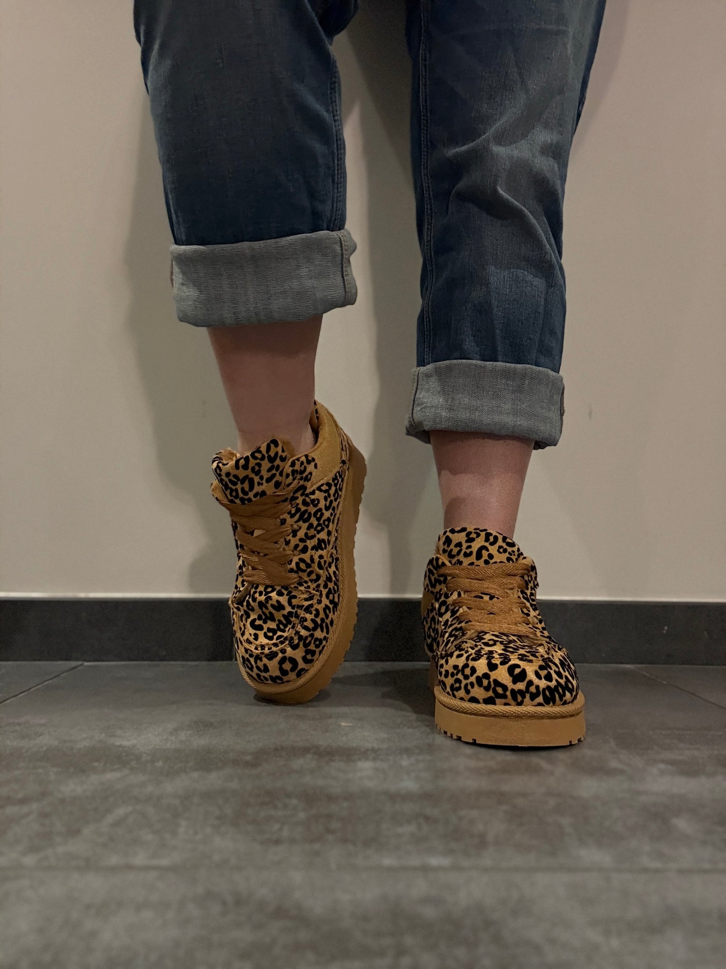 Chaussures baskets basses légèrement compensées fourrées motif léopard style sneakers