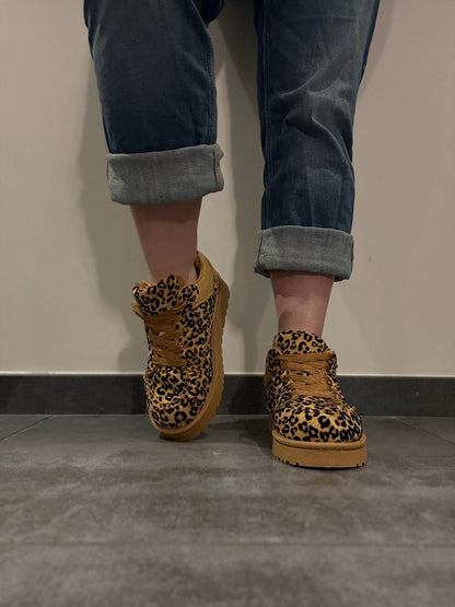 Chaussures baskets basses légèrement compensées fourrées motif léopard style sneakers