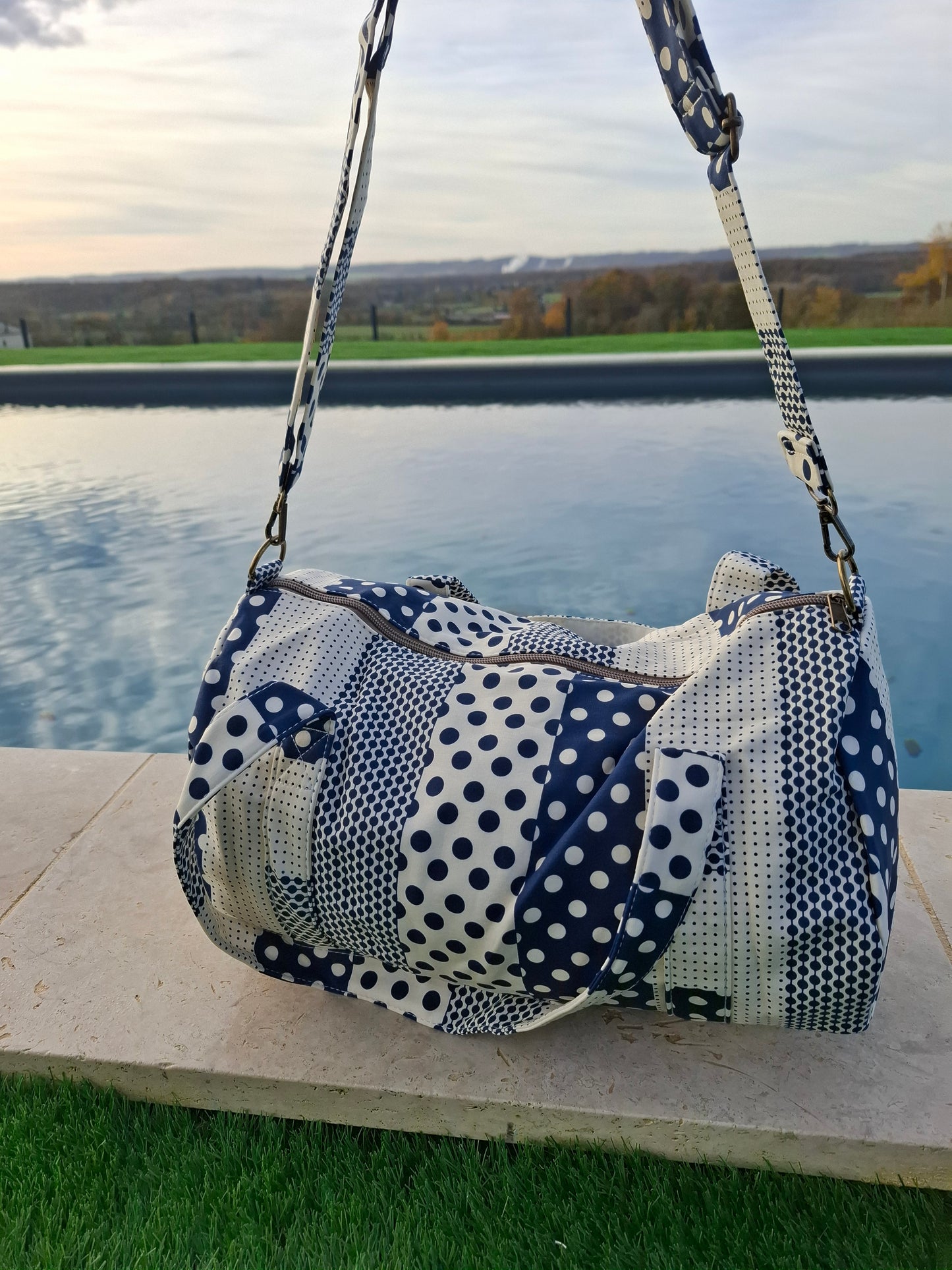 Sac polochon week end de voyage en tissu coton patchwork motifs à pois bleu marine et blanc