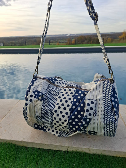 Sac polochon week end de voyage en tissu coton patchwork motifs à pois bleu marine et blanc