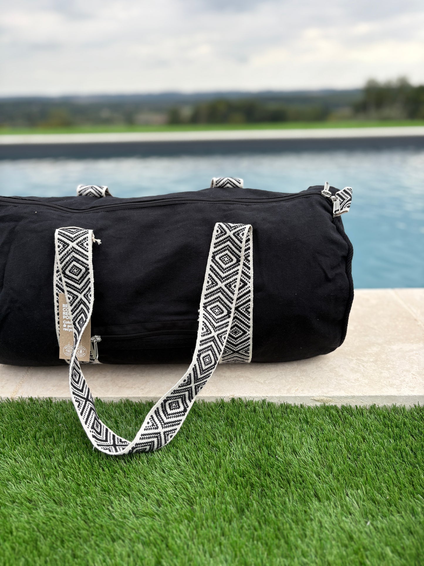 Sac polochon en coton tissu noir avec poignées motifs géométriques en noir et blanc