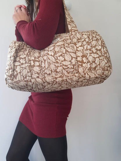 Sac polochon en coton matelassé liberty floral toile de jouy camel et blanc