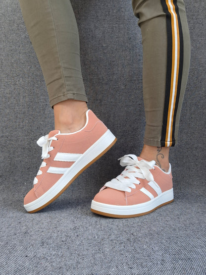 Chaussures baskets basses corail avec bandes blanches style sneakers campus