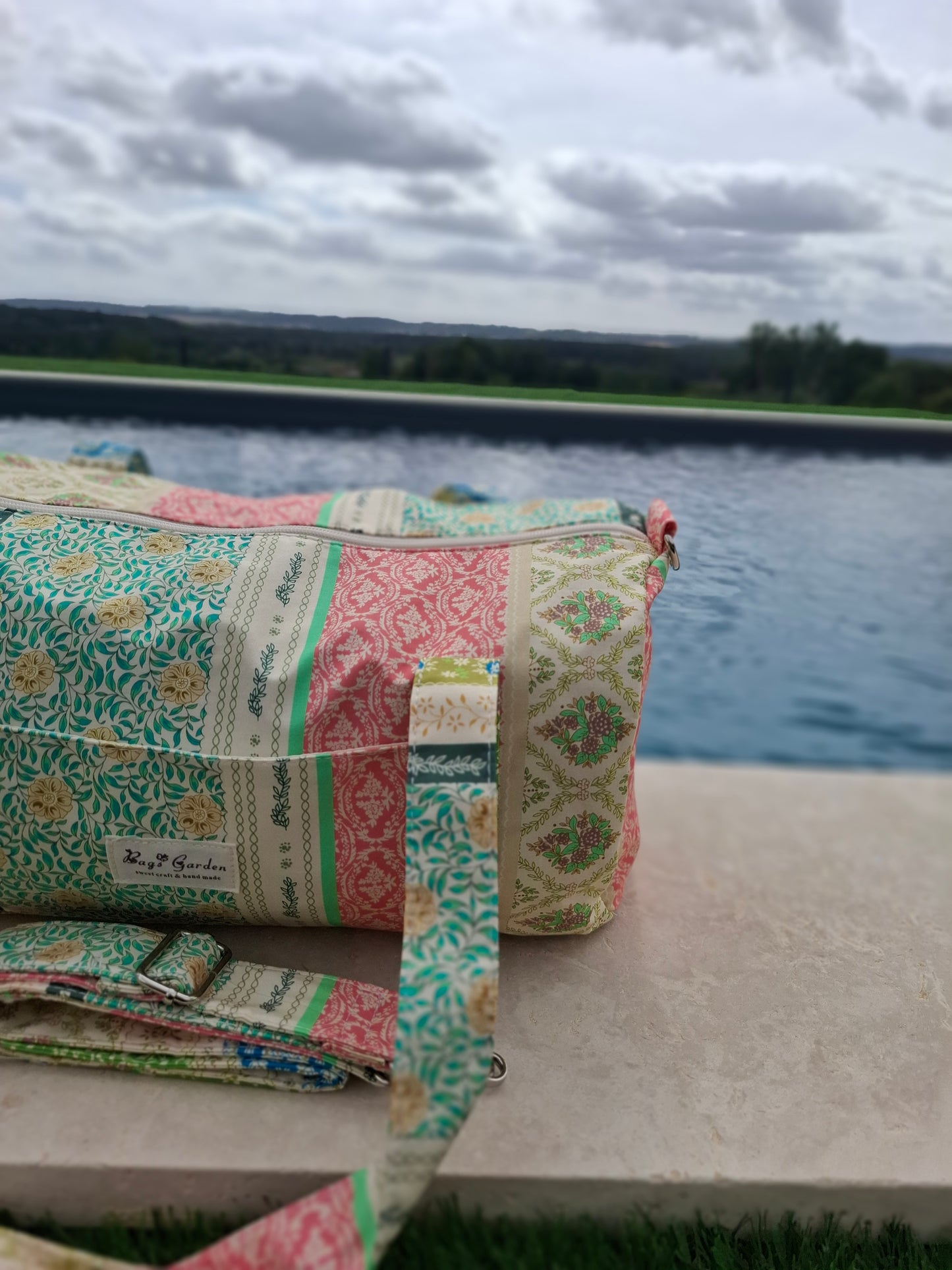 Sac polochon en tissu coton motifs patchwork multicolores imprimés floraux et géométriques vert beige bleu