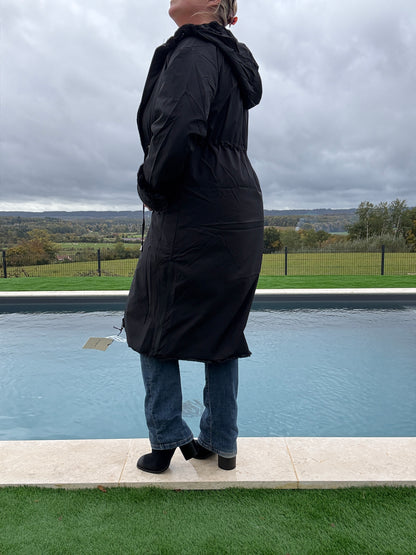 Manteau long réversible noir fausse fourrure avec capuche et cordons de serrage à la taille