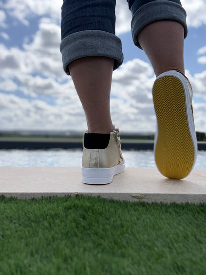 Chaussures baskets hautes type sneakers montantes léopard et doré