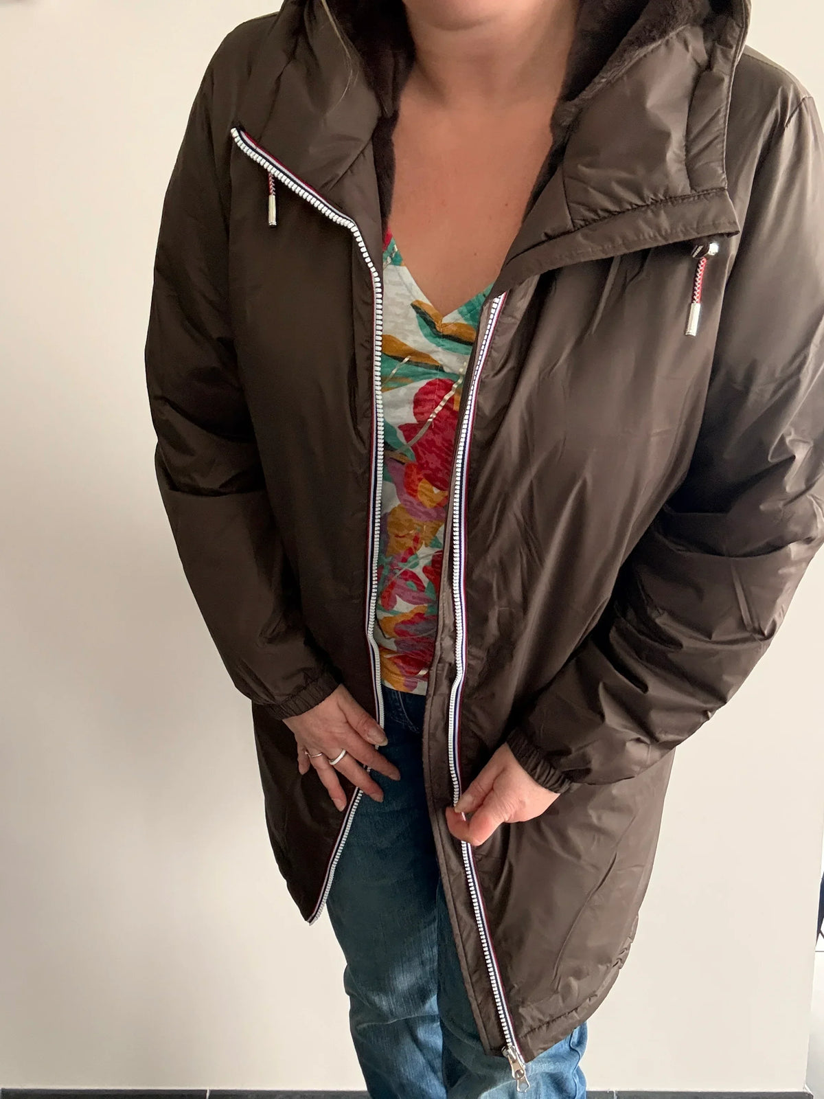 Parka longue imperméable et fourrée pour femme Laura Jo, manteau marron chocolat avec capuche, veste élégante et chaude.