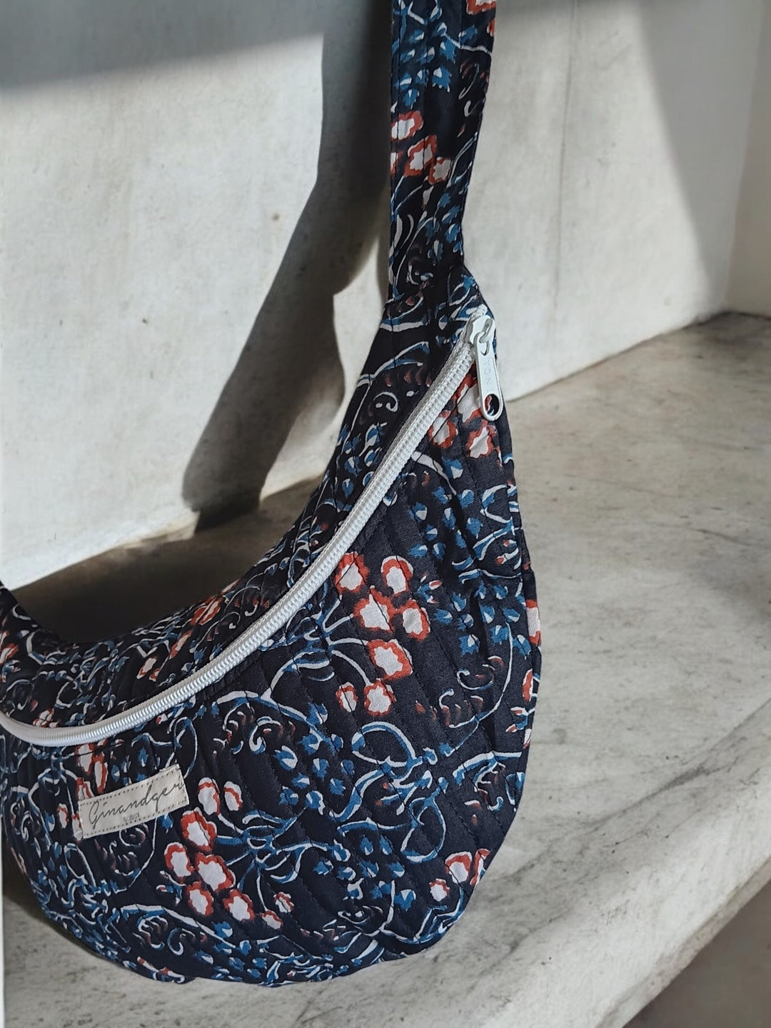 Sac banane en coton fin sans doublure fleuri rouge et bleu