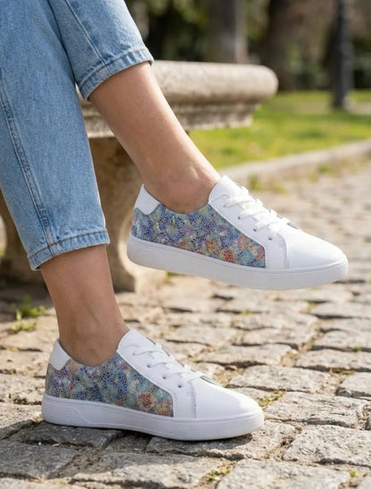Chaussures baskets basses en cuir blanche imprimé floral multicolore dans des tons pastel
