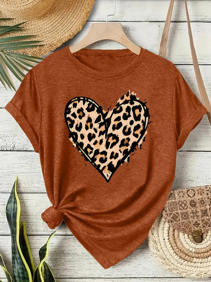 T-shirt orange rouille imprimé cœur léopard, style chic décontracté, présenté sur cintre avec torse drapé.