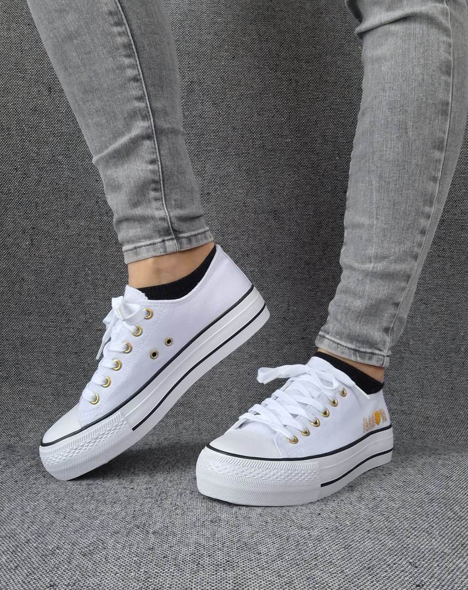 Chaussures baskets basses en toile blanche avec inscription “Amor” style converse