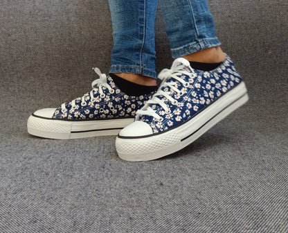 Chaussures baskets basses motifs liberty fleurs bleu marine en tissu type converse