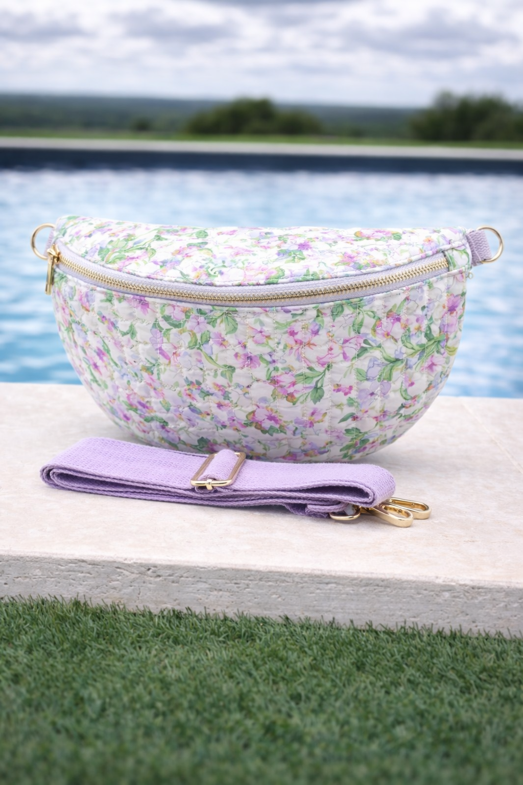 Sac Banane Fleuri Parme – Tissu Matelassé Blanc & Sangle Parme