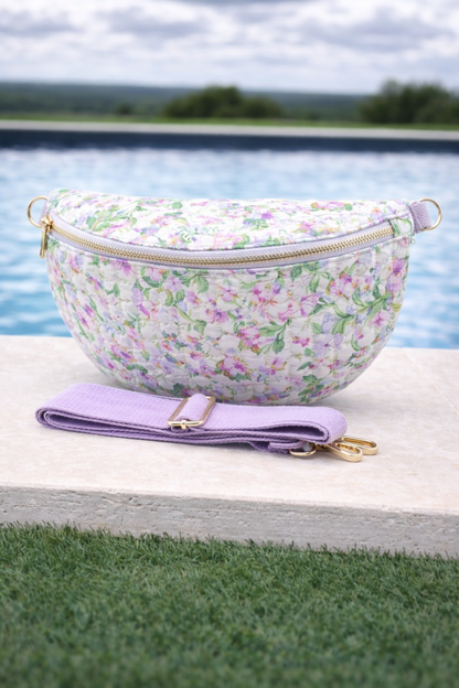 Sac Banane Fleuri Parme – Tissu Matelassé Blanc & Sangle Parme