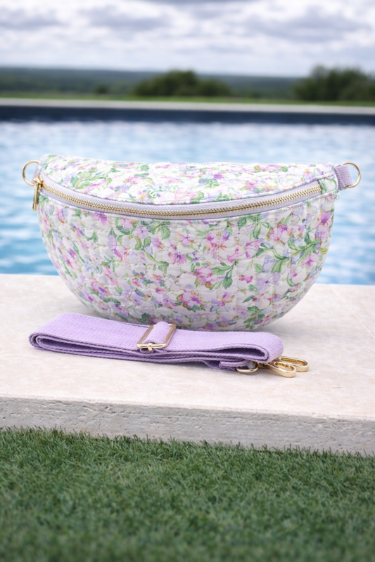 Sac Banane Fleuri Parme – Tissu Matelassé Blanc & Sangle Parme