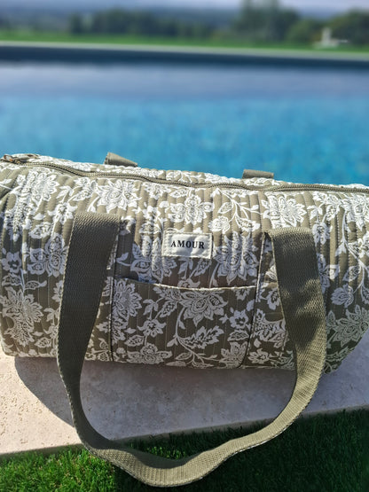 Sac polochon en coton matelassé liberty toile de jouy fleuri vert kaki et blanc