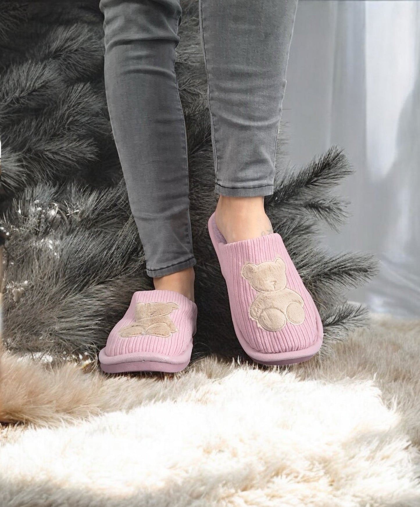 Chaussons fourrés violet en tissu avec motif ours