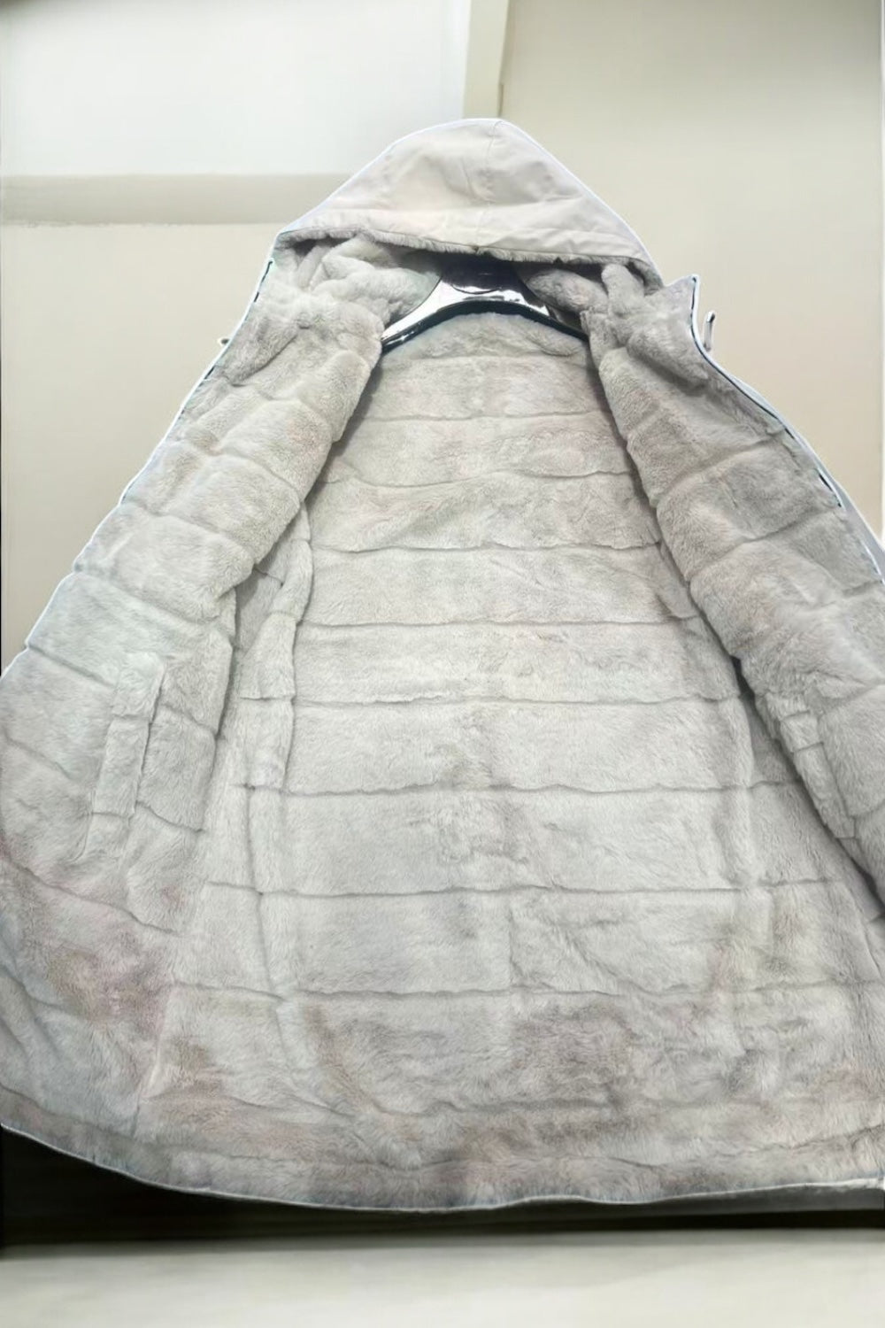 New Lolo - Manteau long beige réversible imperméable fourré fausse fourrure avec un cordon de resserrage à la taille - Curvy