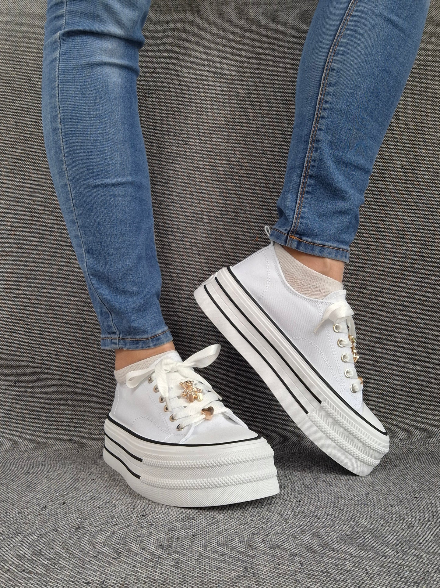 Chaussures baskets basses semelle compensée en tissu blanc style converse