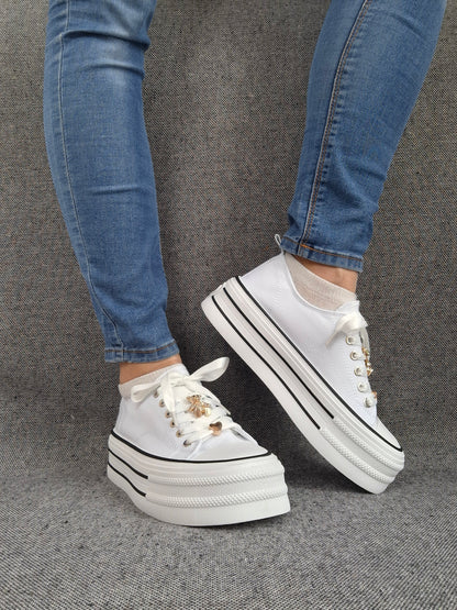 Chaussures baskets basses semelle compensée en tissu blanc style converse
