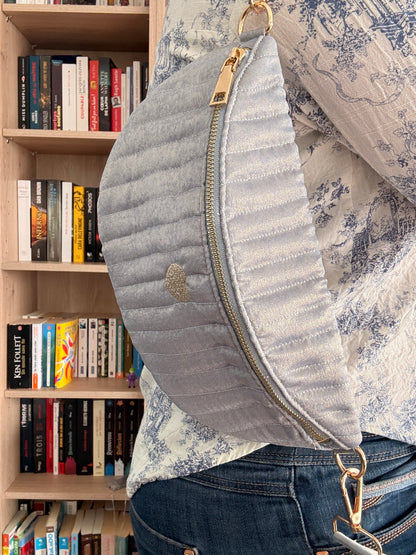 Sac banane bleu clair irisé en tissu texturé relief – style chic et finitions dorées pour femme