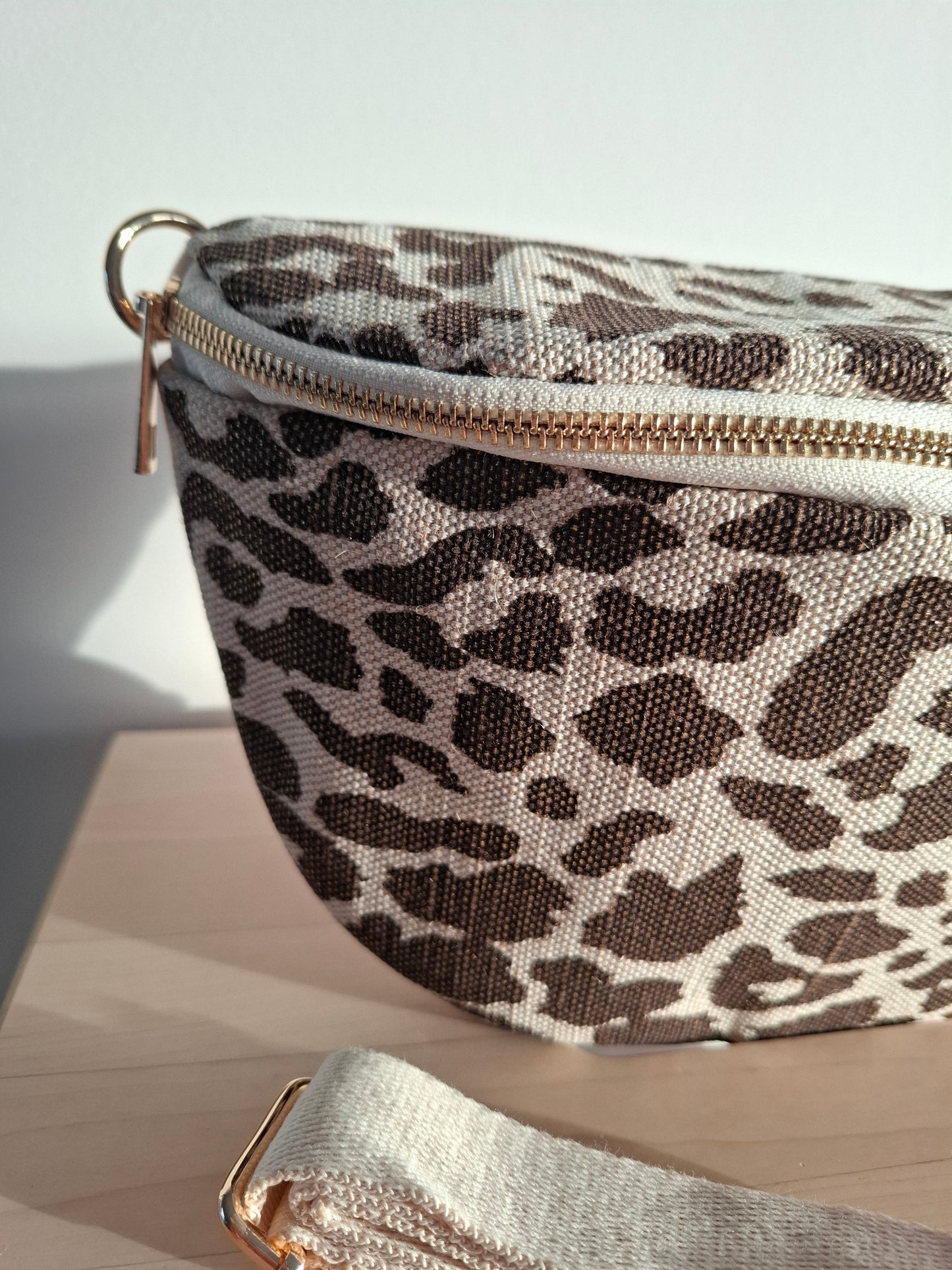 Sac banane en tissu motif léopard teintes marron et beige