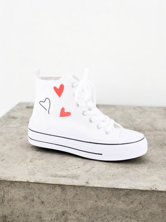 Chaussures baskets montantes blanches en tissu avec motifs cœurs style converse