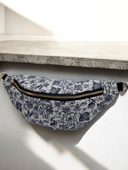 Sac banane blanc matelassé en coton motif floral noir