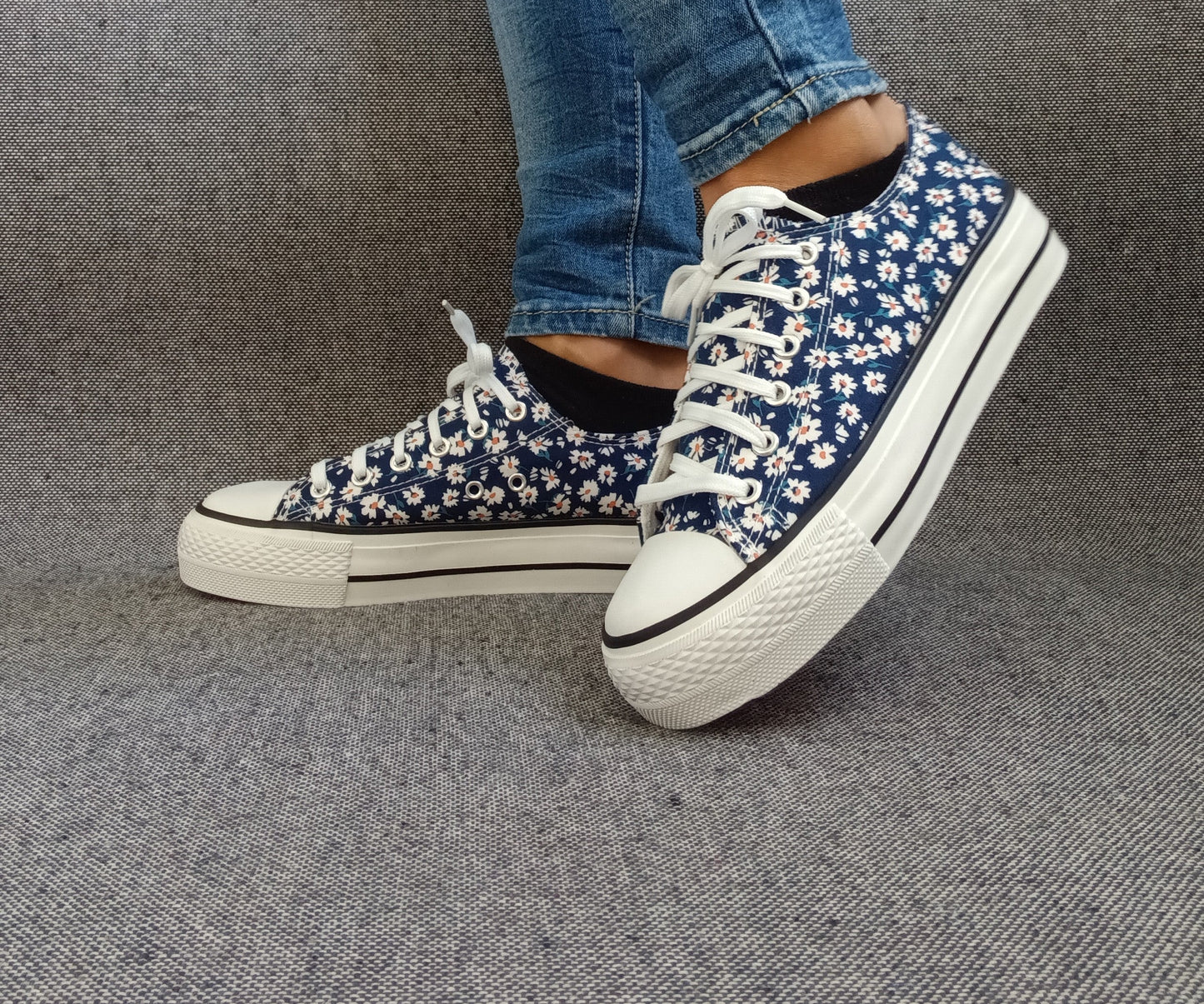 Chaussures baskets basses motifs liberty fleurs bleu marine en tissu type converse