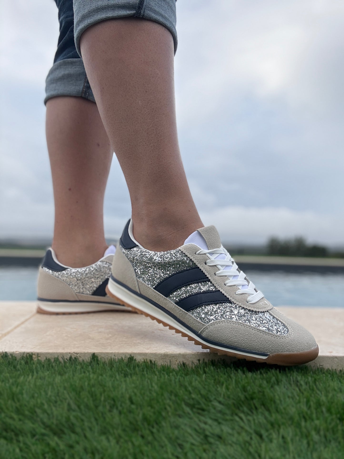 Chaussures baskets basses gris pailleté avec des rayures bleu marine style sneakers