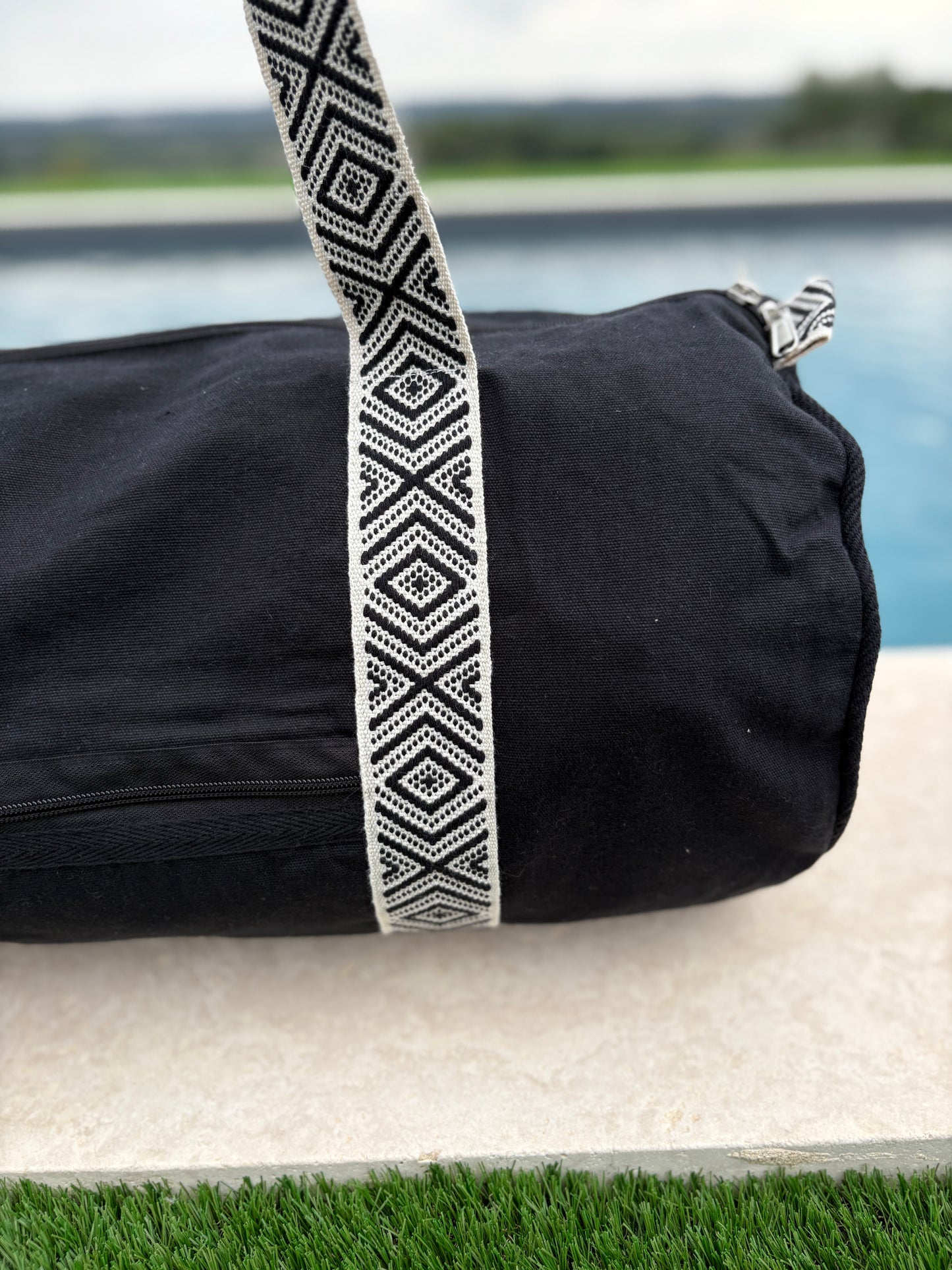 Sac polochon en coton tissu noir avec poignées motifs géométriques en noir et blanc