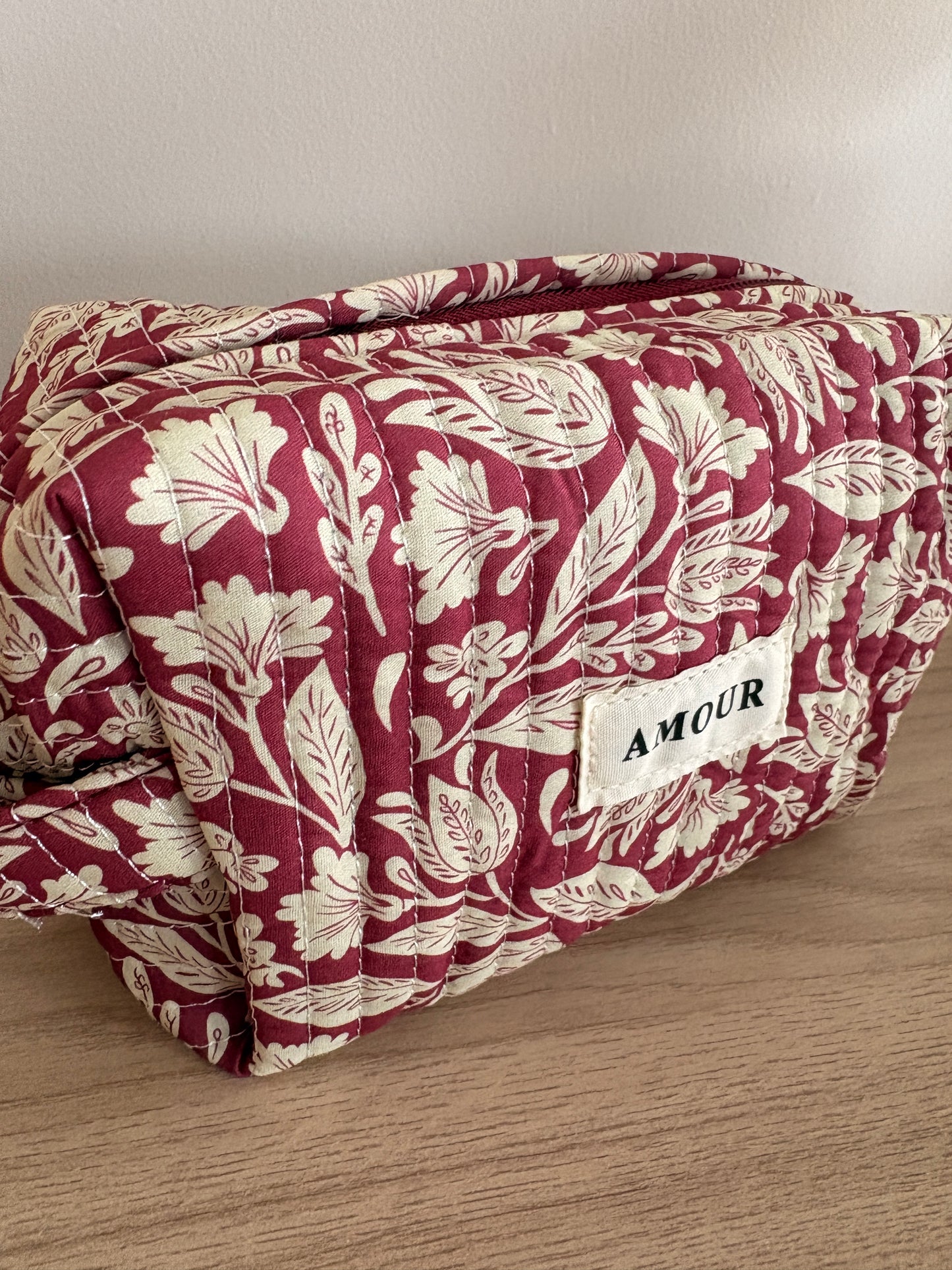 Pochette trousse en coton matelassé liberty floral toile de jouy couleur Bordeaux et blanc
