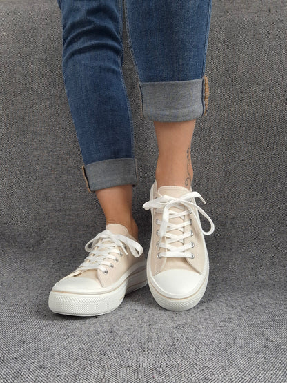 Chaussures baskets en toile beige clair semelle compensée style converse
