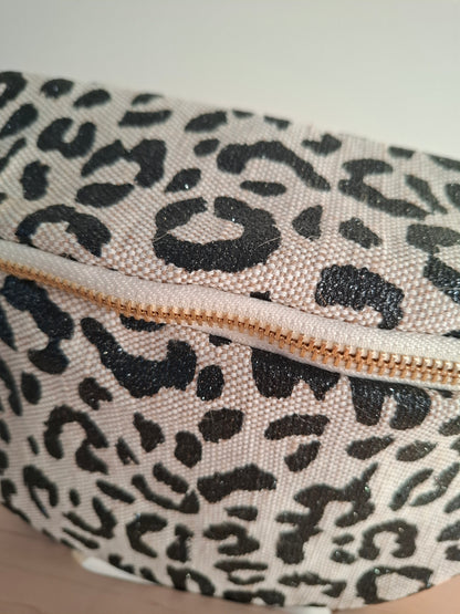 Sac banane en tissu motif léopard teintes noires et beige