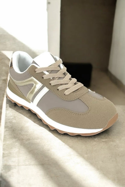 Chaussures baskets kaki et taupe avec un motif doré style sneakers new balance