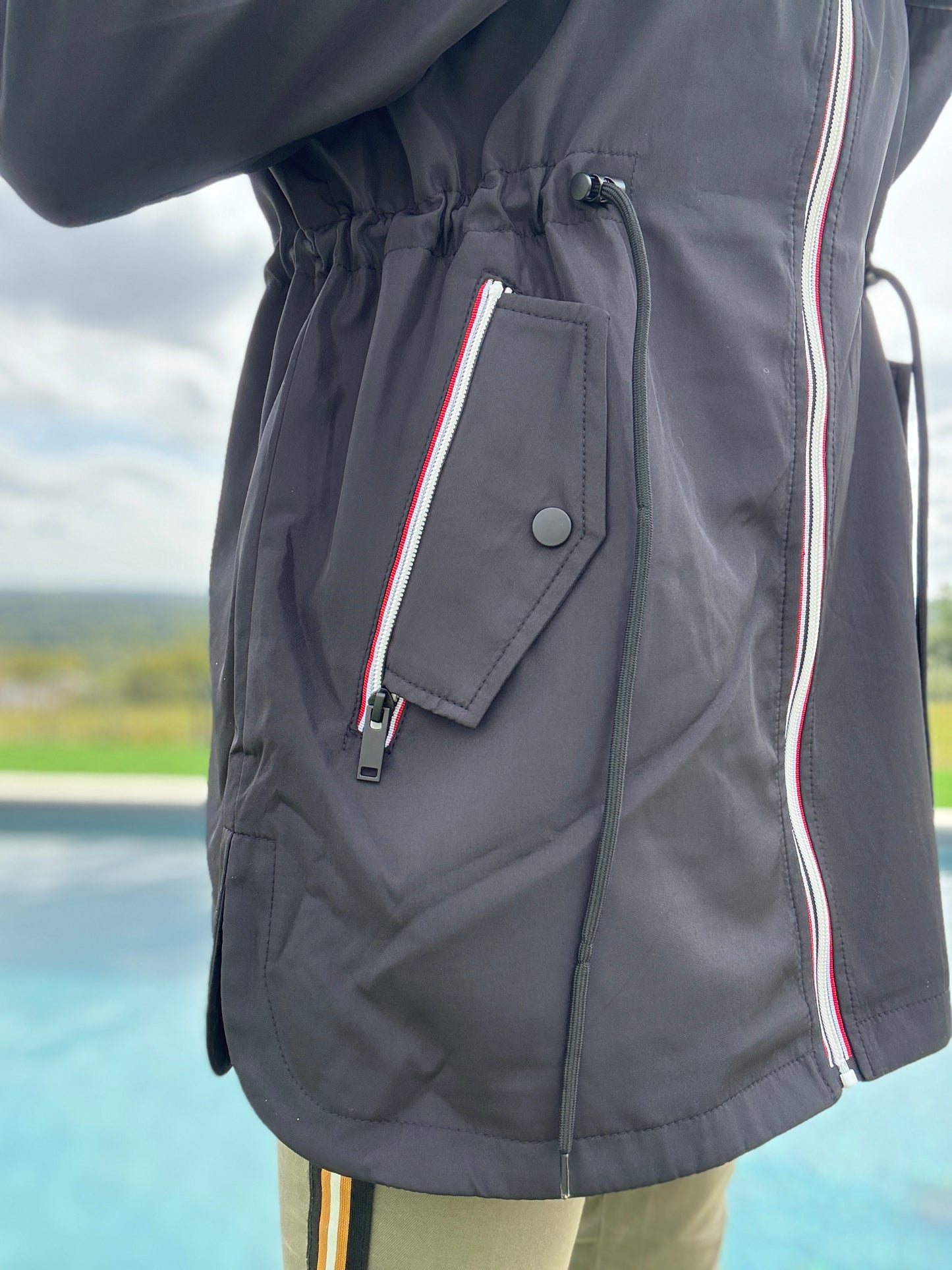 New Lolo - Manteau mi long deperlant léger noir capuche intérieur marin rayé noir blanc