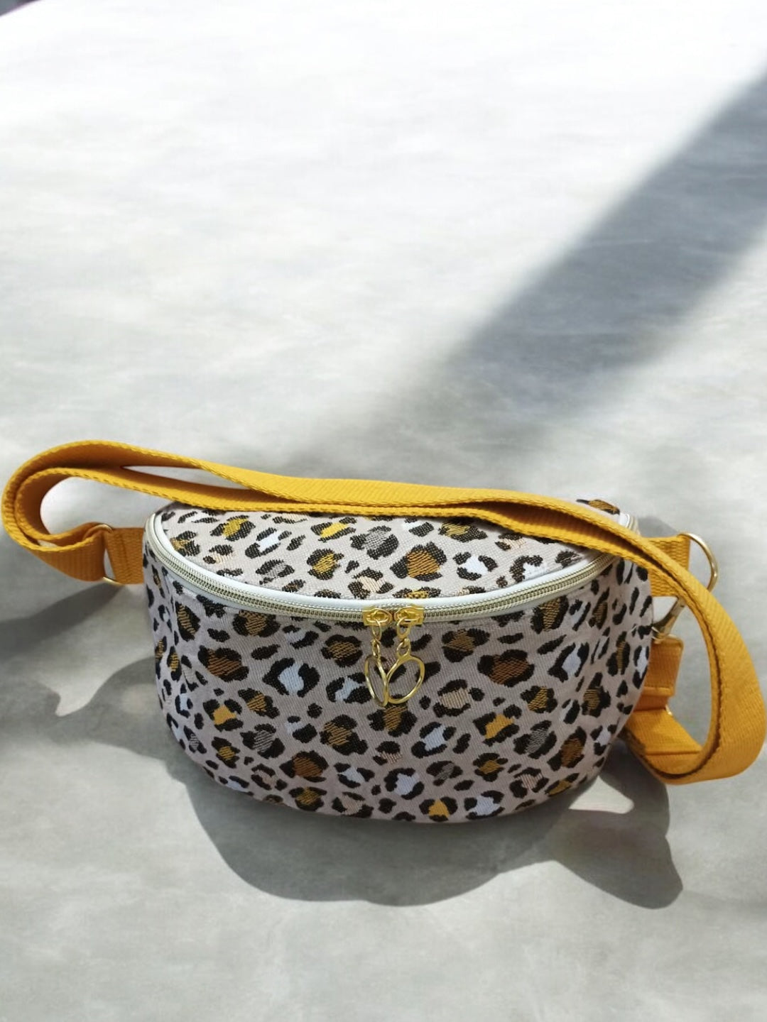 Nouveautés - Sac banane en tissu motifs léopard écru et moutarde