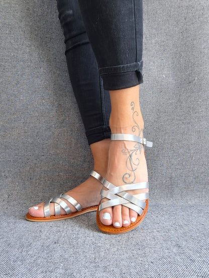 Chaussures sandales plates à brides entrecroisées argent
